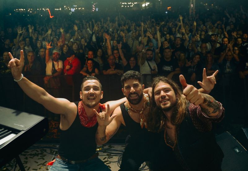 Músicos de El Bueno, el Feo y el Malo junto al público entregado de las Foodtrucks 2025 de Zaragoza