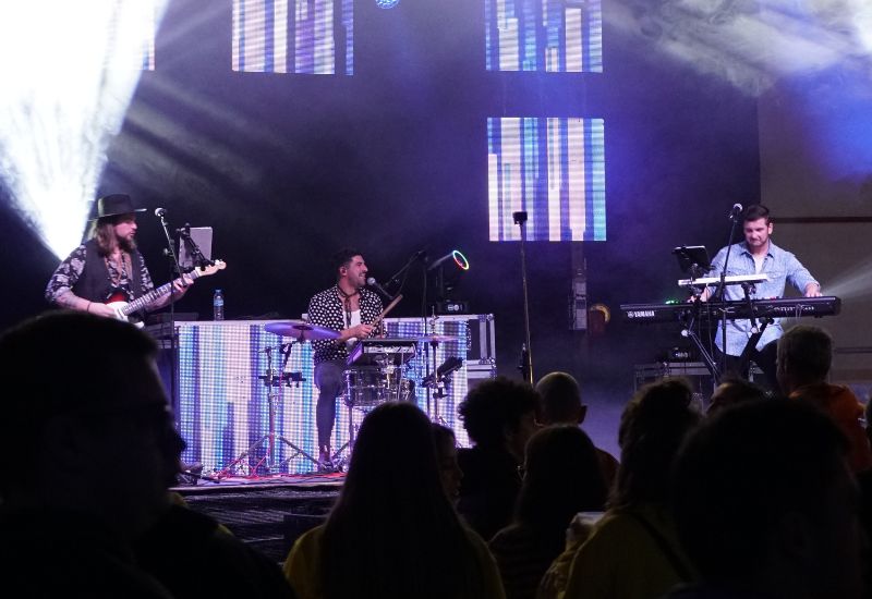 el Bueno, el Feo y el Malo tocando en un concierto con música en directo