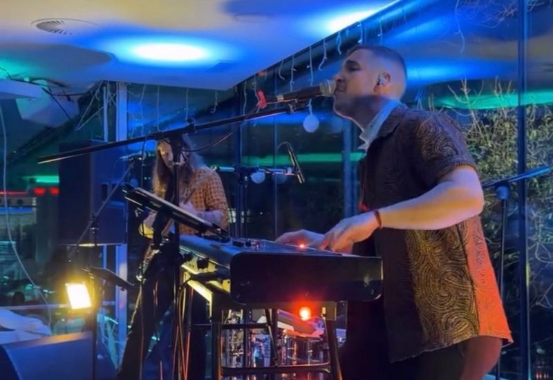 El Bueno, El Feo y El Malo tocando música en directo en la fiesta de Nochevieja del Club Náutico de Zaragoza.