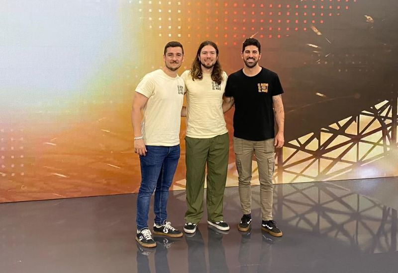 Equipos y músicos de El Bueno, El Feo y El Malo preparados para tocar música 100% en directo en Zaragoza.
