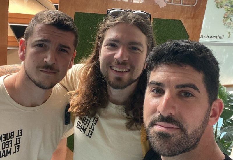 Selfie de Kike Larqué, Andrés Malo y Alex Larraz del grupo El Bueno, El Feo y El Malo en los estudios de Aragón Radio.