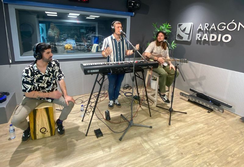 Actuación en directo de la banda El Bueno, El Feo y El Malo interpretando su mix de versiones para radio en Zaragoza.