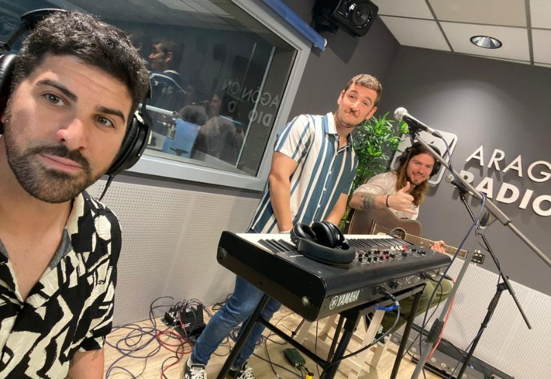 Kike Larqué, Andrés Malo y Alex Larraz interpretando un mix de versiones en directo para un programa de radio local.
