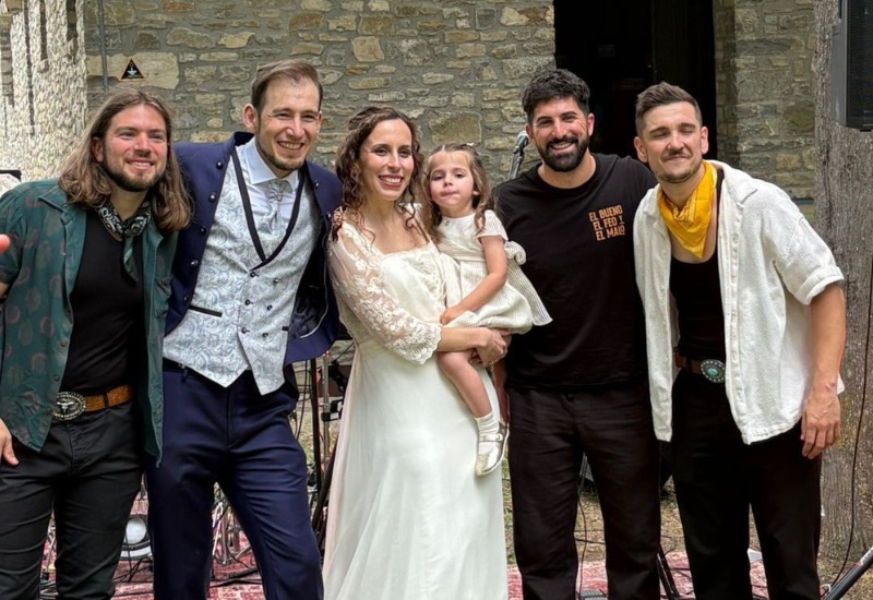el bueno, el feo y el malo en una boda poniendo musica en directo en el coctel